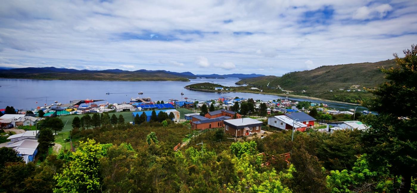 Melinka y su puerto vistos desde el cerro, en un día despejado